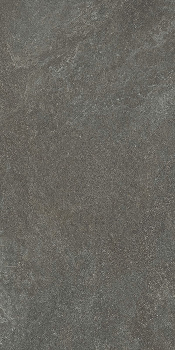 Dettaglio piastrella per pavimento e rivestimento in gres porcellanato effetto pietra quarzite di Ceramiche Keope, collezione Arkè, formato 60x120, colore Anthracite