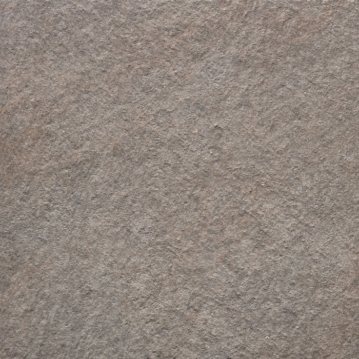 Dettaglio piastrella in gres porcellanato effetto pietra per esterni. Percorsi Extra di ceramiche keope 60x60 colore Pietra di Combe