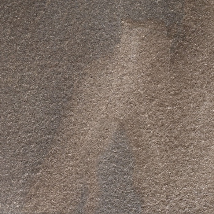 Dettaglio piastrella in gres porcellanato effetto pietra per esterni. Percorsi Extra di ceramiche keope 60x60 colore Pietra di Faedis