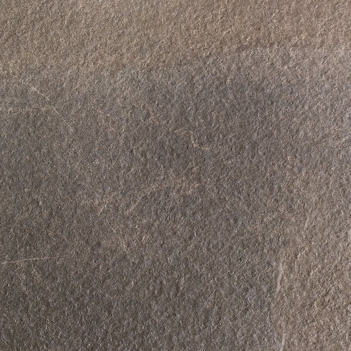 Dettaglio piastrella in gres porcellanato effetto pietra per esterni. Percorsi Extra di ceramiche keope 60x60 colore Pietra di Faedis