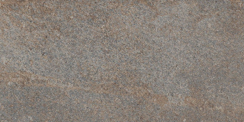Dettaglio piastrella in gres porcellanato effetto pietra per esterni. Percorsi Extra di ceramiche keope 30x60 colore Pietra di Combe