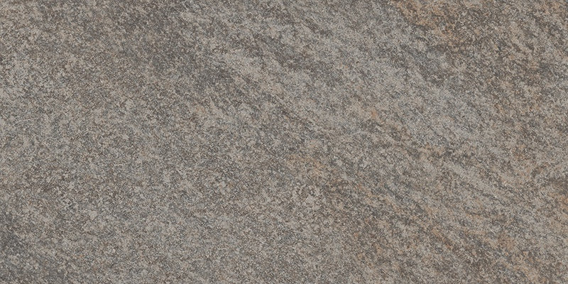 Dettaglio piastrella in gres porcellanato effetto pietra per esterni. Percorsi Extra di ceramiche keope 30x60 colore Pietra di Combe