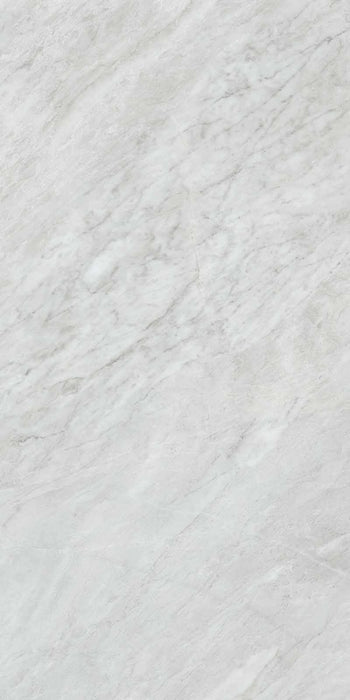 Dettaglio piastrella per pavimenti e rivestimenti in gres porcellanato effetto marmo grigio della collezione Versilia di Ceramiche Keope, formato 60x120, colore Bardiglio Silver