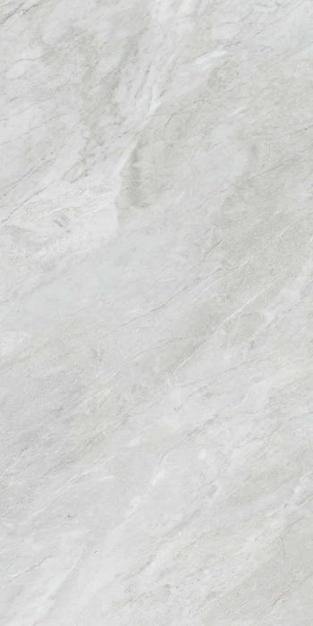 Dettaglio piastrella per pavimenti e rivestimenti in gres porcellanato effetto marmo grigio della collezione Versilia di Ceramiche Keope, formato 60x120, colore Bardiglio Silver