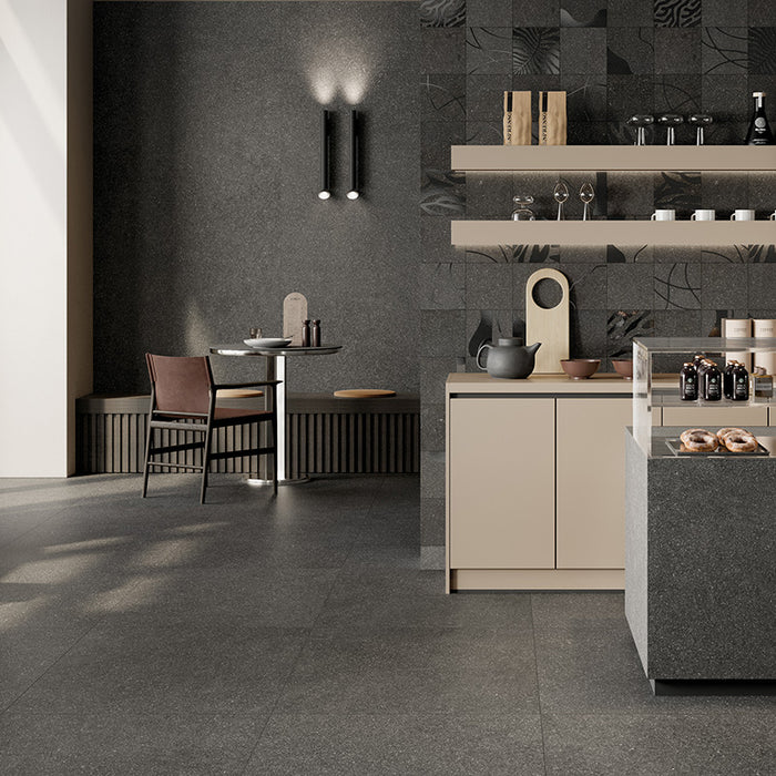 Bar con pavimento e rivestimento in gres porcellanato effetto pietra lavica della collezione Lavica Formato 60x120, colore Anthracite