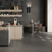 Bar con pavimento e rivestimento in gres porcellanato effetto pietra lavica della collezione Lavica Formato 80x80, colore Anthracite