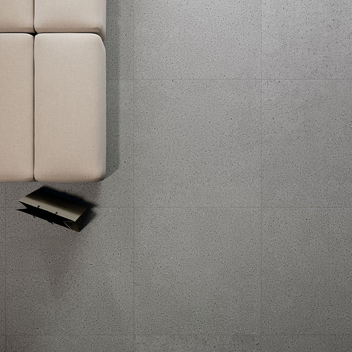 Dettaglio pavimento in gres porcellanato effetto pietra lavica della collezione Lavica Formato 80x80, colore Grey