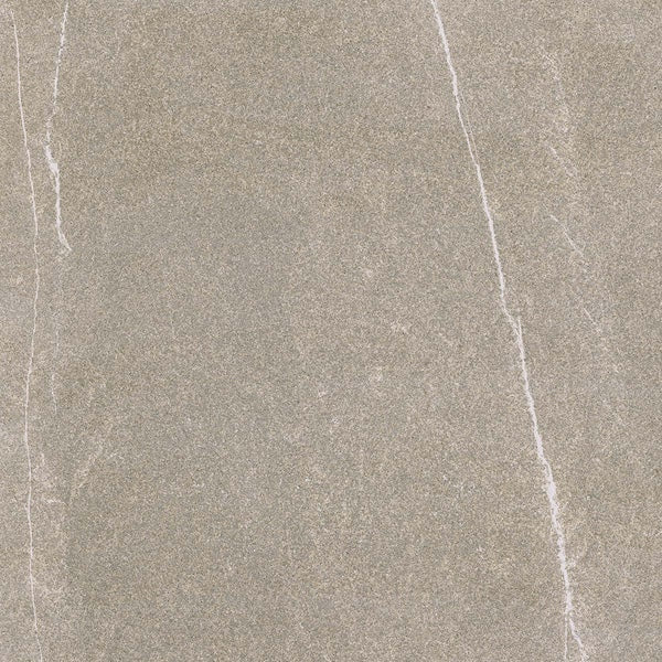 Dettaglio piastrella in gres porcellanato effetto pietra per esterni. Percorsi Smart di ceramiche keope 60x60 antiscivolo colore Pietra di Bressa