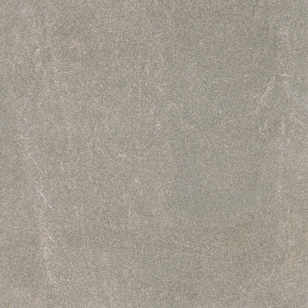 Dettaglio piastrella in gres porcellanato effetto pietra per esterni. Percorsi Smart di ceramiche keope 60x60 antiscivolo colore Pietra di Bressa