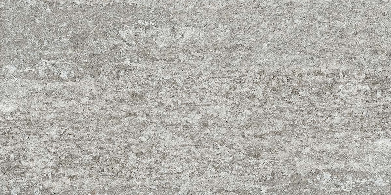 Dettaglio piastrella in gres porcellanato effetto pietra per esterni. Percorsi Smart di ceramiche keope 30x60 antiscivolo colore Pietra di Bagnolo