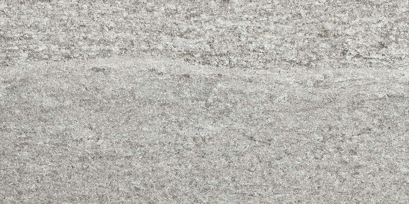 Dettaglio piastrella in gres porcellanato effetto pietra per esterni. Percorsi Smart di ceramiche keope 30x60 antiscivolo colore Pietra di Bagnolo