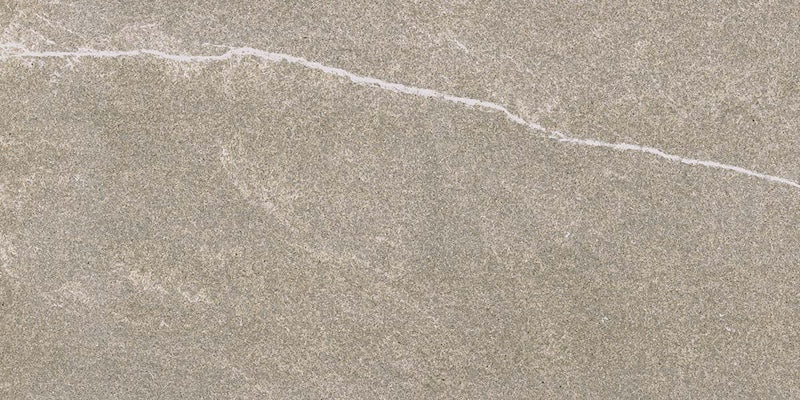 Dettaglio piastrella in gres porcellanato effetto pietra per esterni. Percorsi Smart di ceramiche keope 30x60 antiscivolo colore Pietra di Bressa