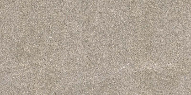 Dettaglio piastrella in gres porcellanato effetto pietra per esterni. Percorsi Smart di ceramiche keope 30x60 antiscivolo colore Pietra di Bressa