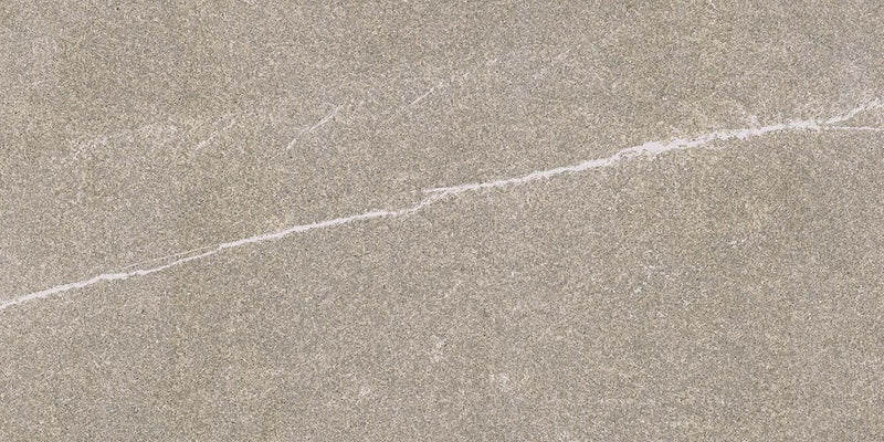 Dettaglio piastrella in gres porcellanato effetto pietra per esterni. Percorsi Smart di ceramiche keope 30x60 antiscivolo colore Pietra di Bressa