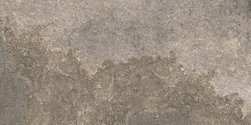 Dettaglio piastrella in gres porcellanato effetto. Percorsi Smart di ceramiche keope 30x60 antiscivolo colore Pietra di Lavis
