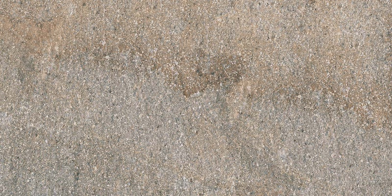 Dettaglio piastrella in gres porcellanato effetto pietra per esterni. Percorsi Smart di ceramiche keope 30x60 antiscivolo colore Pietra di Lavis
