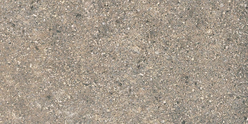 Dettaglio piastrella in gres porcellanato effetto pietra per esterni. Percorsi Smart di ceramiche keope 30x60 antiscivolo colore Pietra di Lavis
