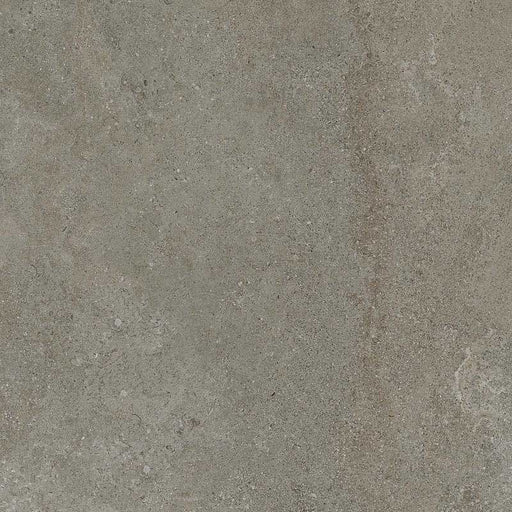 Dettaglio piastrella in gres porcellanato effetto pietra calcarea, Ceramiche Keope - Collezione Brystone, formato 80x80 cm, finitura natural R9, colore Avana. Ideale per pavimenti e rivestimenti di design.