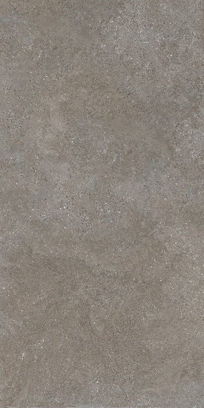 Dettaglio piastrella in gres porcellanato effetto pietra calcarea, Ceramiche Keope - Collezione Brystone, formato 60x120 cm, finitura natural R9, colore Avana. Ideale per pavimenti e rivestimenti di design.