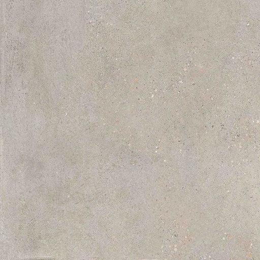 Dettaglio piastrella in gres porcellanato effetto cemento, Ceramiche Keope - Collezione District, formato 60x60 cm, finitura structured R11, colore Silver. Ideale per pavimenti e rivestimenti esterni di design.