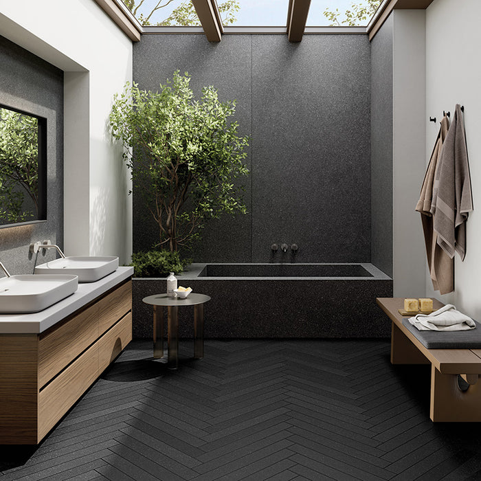 Bagno moderno con pavimento in gres porcellanato effetto pietra lavica della collezione Lavica di Ceramiche Keope, formato 7.5x60, colore Black