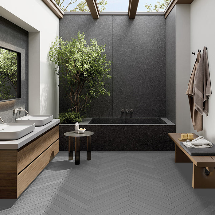 Bagno moderno con pavimento in gres porcellanato effetto pietra lavica della collezione Lavica di Ceramiche Keope, formato 7.5x60, colore Grey