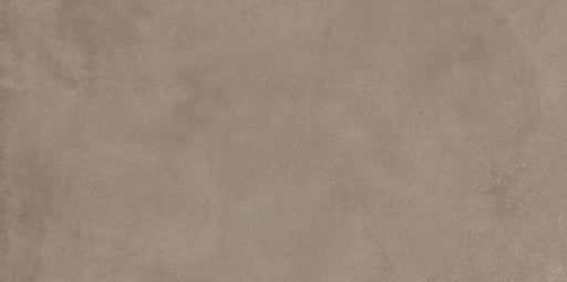 Piastrella per pavimenti e rivestimenti in gres effetto cemento della collezione Moov Up di ceramiche Keope, formato 30x60 cm, colore Tobacco
