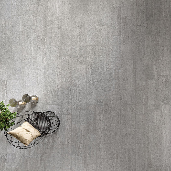 Dettaglio pavimento in gres porcellanato effetto. Percorsi Smart di ceramiche keope 60x60 antiscivolo colore Pietra di Bagnolo