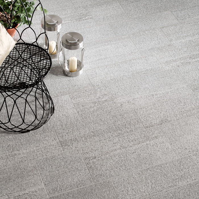 Dettaglio pavimento in gres porcellanato effetto pietra per esterni. Percorsi Smart di ceramiche keope 60x60 antiscivolo colore Pietra di Bagnolo
