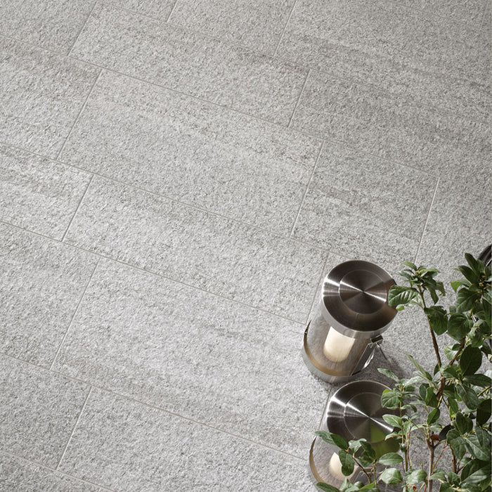 Dettaglio piastrella in gres porcellanato effetto. Percorsi Smart di ceramiche keope 30x60 antiscivolo colore Pietra di Bagnolo
