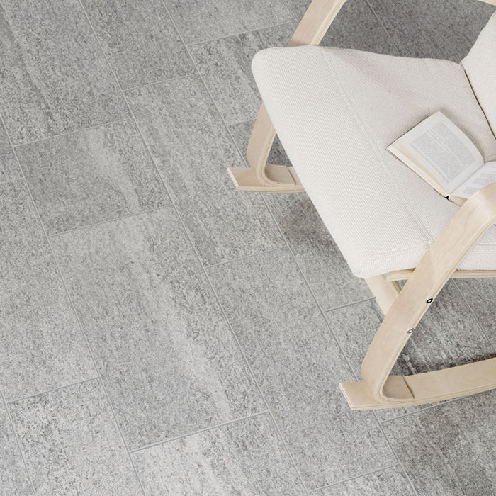 Dettaglio pavimento in gres porcellanato effetto pietra per esterni. Percorsi Smart di ceramiche keope 30x60 antiscivolo colore Pietra di Bagnolo