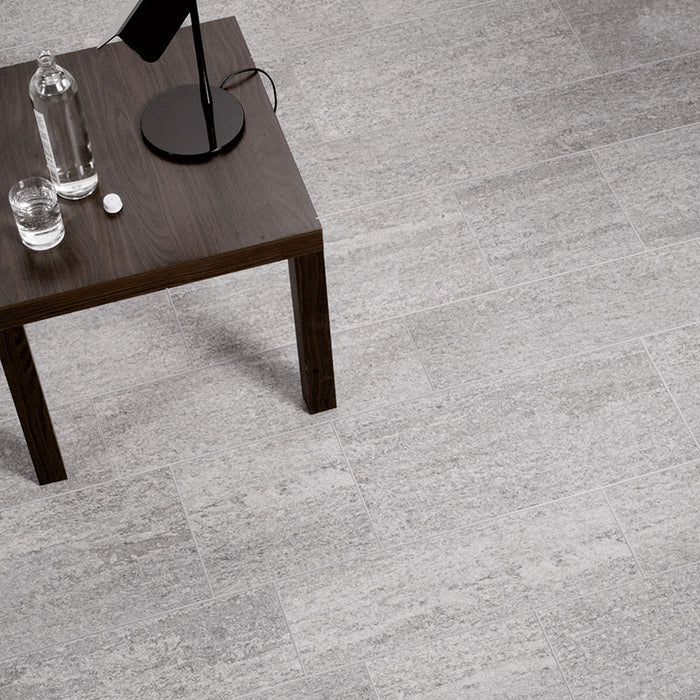 Dettaglio pavimento in gres porcellanato effetto. Percorsi Smart di ceramiche keope 30x60 antiscivolo colore Pietra di Bagnolo