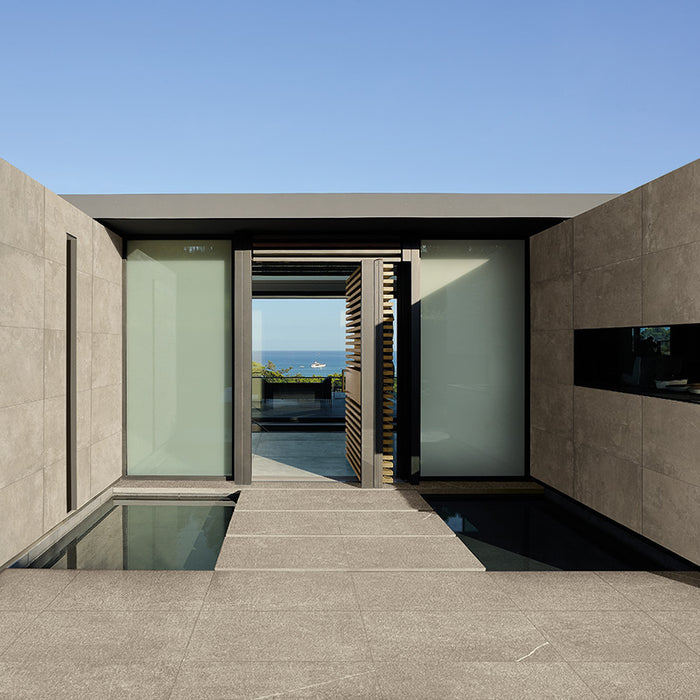 Dettaglio pavimento in gres porcellanato effetto pietra per esterni. Percorsi Smart di ceramiche keope 60x60 antiscivolo colore Pietra di Bressa