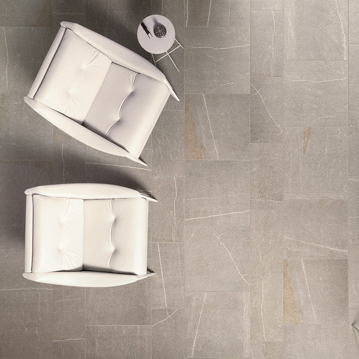 Dettaglio pavimento in gres porcellanato effetto pietra per esterni. Percorsi Smart di ceramiche keope 30x60 antiscivolo colore Pietra di Bressa