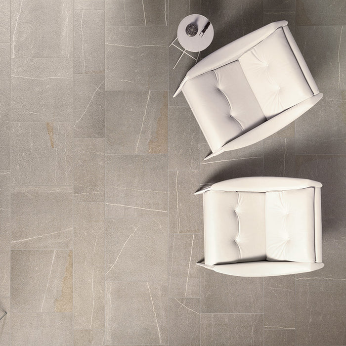 Dettaglio pavimento in gres porcellanato effetto. Percorsi Smart di ceramiche keope 22x45 antiscivolo colore Pietra di Bressa