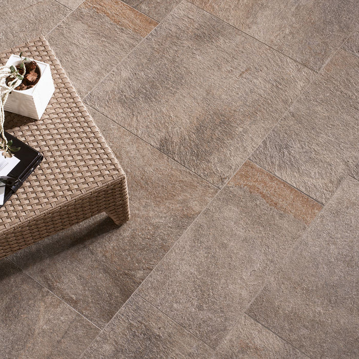 Dettaglio pavimento in gres porcellanato effetto pietra per esterni. Percorsi Smart di ceramiche keope 60x60 antiscivolo colore Pietra di Lavis