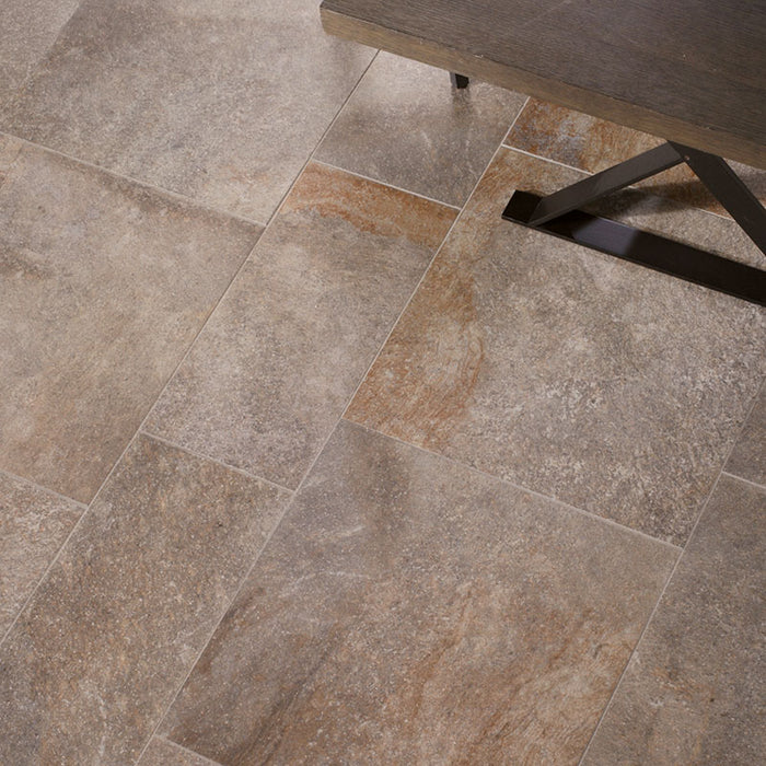 Dettaglio pavimento in gres porcellanato effetto. Percorsi Smart di ceramiche keope 30x60 antiscivolo colore Pietra di Lavis