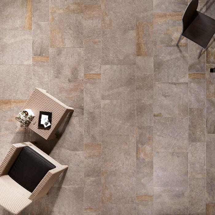 Dettaglio pavimento in gres porcellanato effetto pietra per esterni. Percorsi Smart di ceramiche keope 30x60 antiscivolo colore Pietra di Lavis