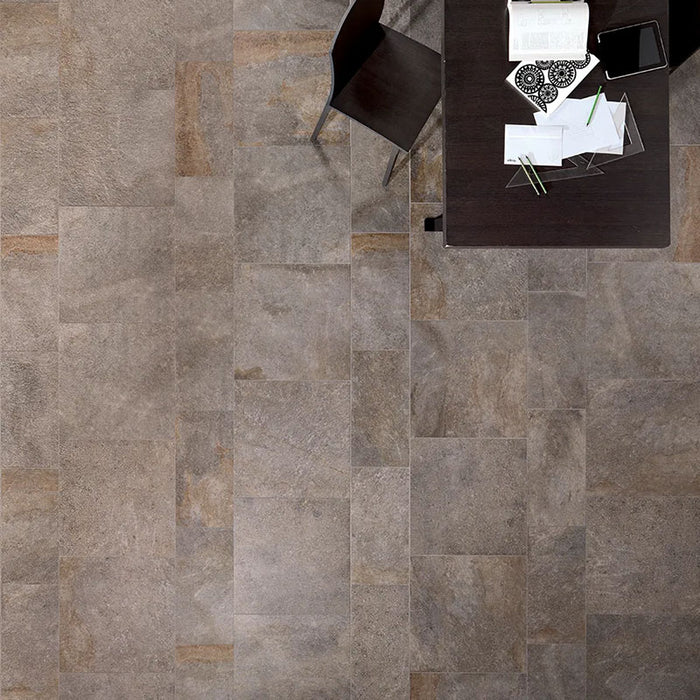 Dettaglio pavimento in gres porcellanato effetto. Percorsi Smart di ceramiche keope 60x60 antiscivolo colore Pietra di Lavis