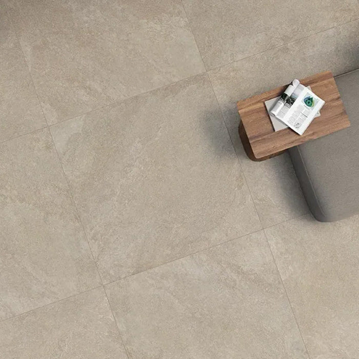 Dettaglio pavimento in gres porcellanato effetto pietra quarzite di Ceramiche Keope, collezione Arkè, formato 60x60, colore Beige