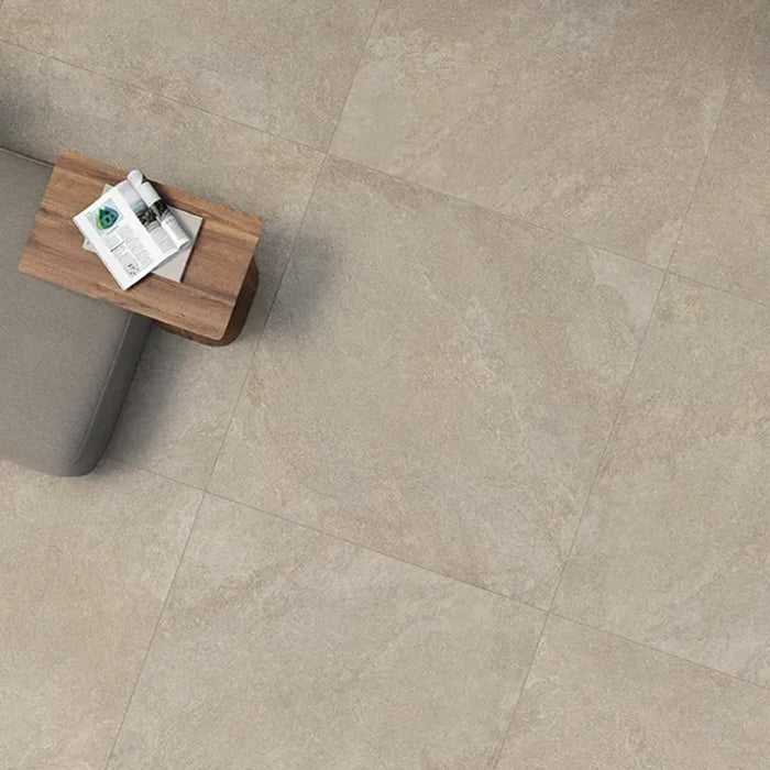 Dettaglio pavimento in gres porcellanato effetto pietra quarzite di Ceramiche Keope, collezione Arkè, formato 120x120, colore Beige