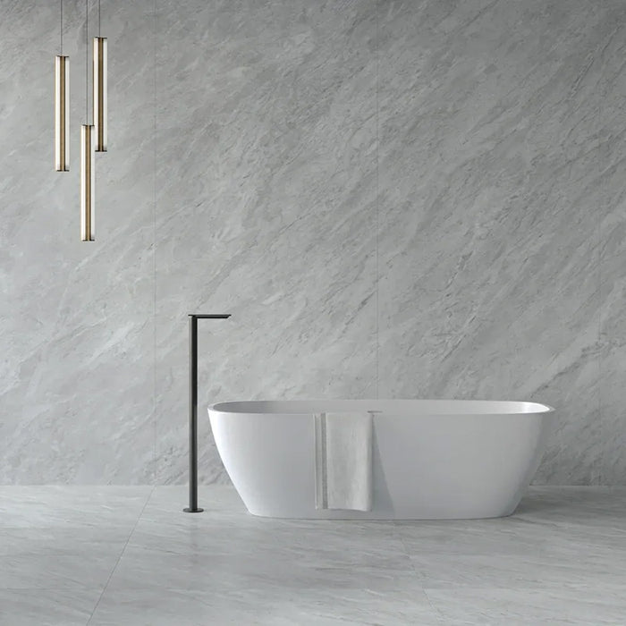 Bagno moderno e di lusso con pavimento e rivestimento in gres porcellanato effetto marmo grigio della collezione Versilia di Ceramiche Keope, formato 60x120, colore Bardiglio Silver