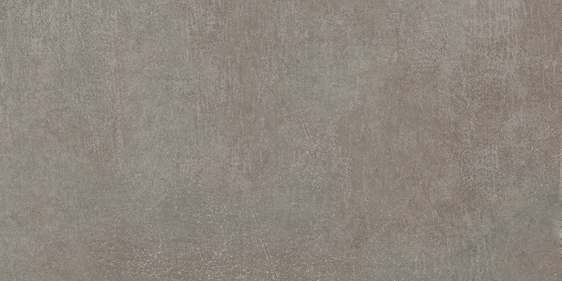 Dettaglio piastrella in gres porcellanato effetto cemento industriale. Noord di ceramiche keope 30x60 colore Taupe