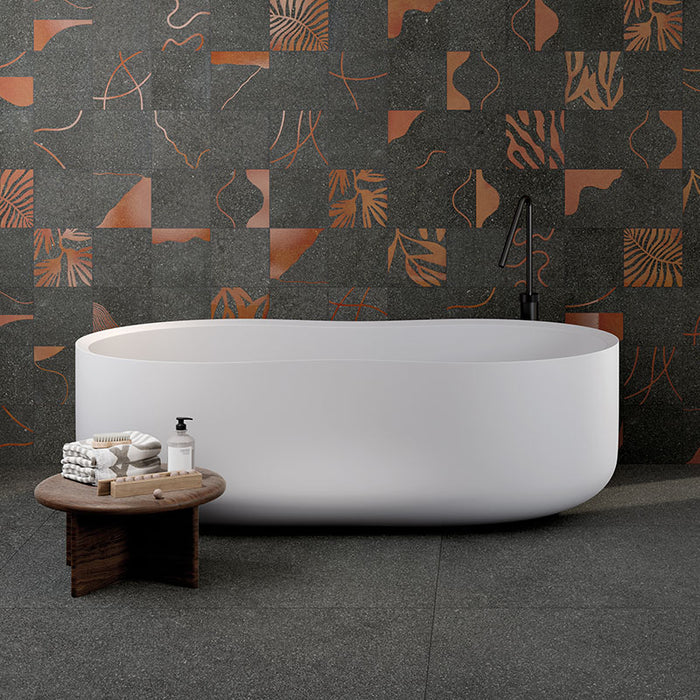 Bagno moderno con rivestimento in gres porcellanato effetto pietra lavica opaco decorato astratto in gres smaltato lucido, formato 20x20, collezione Lavica di Keope, colore Vulcano Anthracite