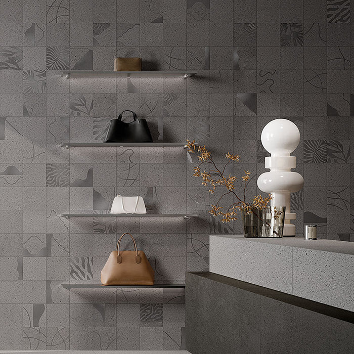 Boutique con rivestimento in gres porcellanato effetto pietra lavica opaco decorato astratto in gres smaltato lucido, formato 20x20, collezione Lavica di Keope, colore Stromboli Grey
