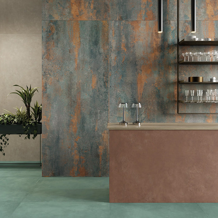 Muro con rivestimento in gres porcellanato effetto metallo. Plate di ceramiche keope 60x120 colore Luxury Gold