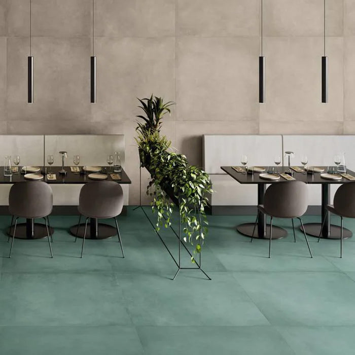 Ristorante con pavimento in gres porcellanato effetto metallo. Plate di ceramiche keope 120x120 colore Oxyde