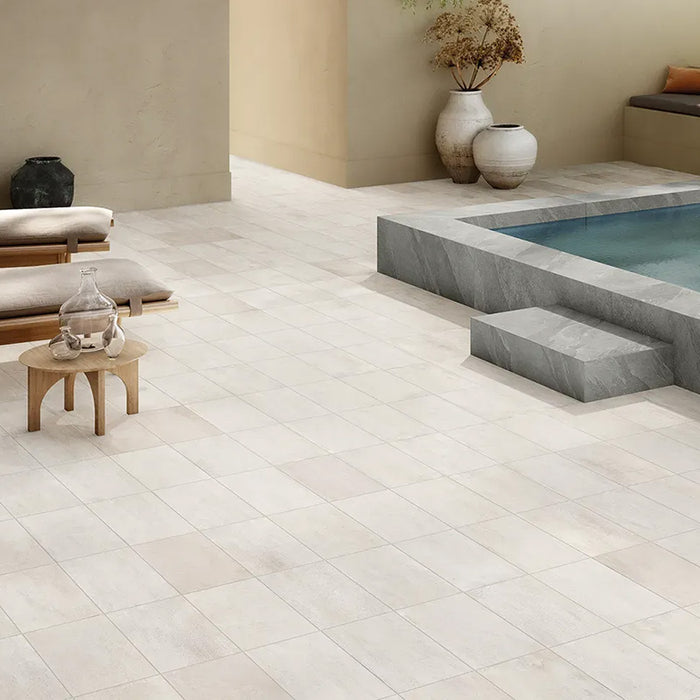 Spa con piscina interna effetto pietra e pavimento in gres porcellanato effetto cemento. Street di ceramiche keope 22x45 colore Milano Ivory