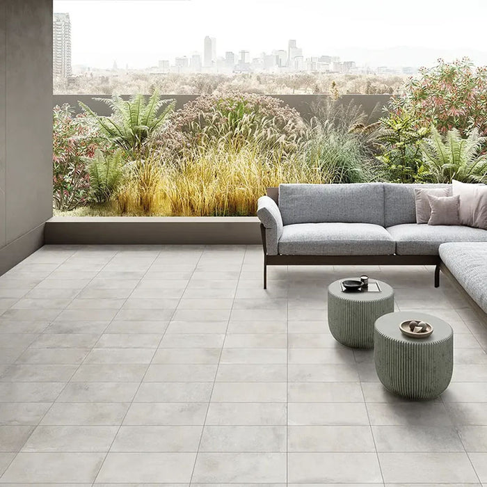 Pavimento esterno in gres porcellanato effetto cemento. Street di ceramiche keope 22x45 colore Milano Silver