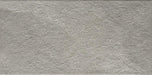 Dettaglio piastrella in gres porcellanato effetto pietra ardesia, Ceramiche Keope - Collezione Discovery, formato 22x45 cm, finitura grip R11, colore Ardesia Grey. Ideale per pavimenti e rivestimenti esterni di design.